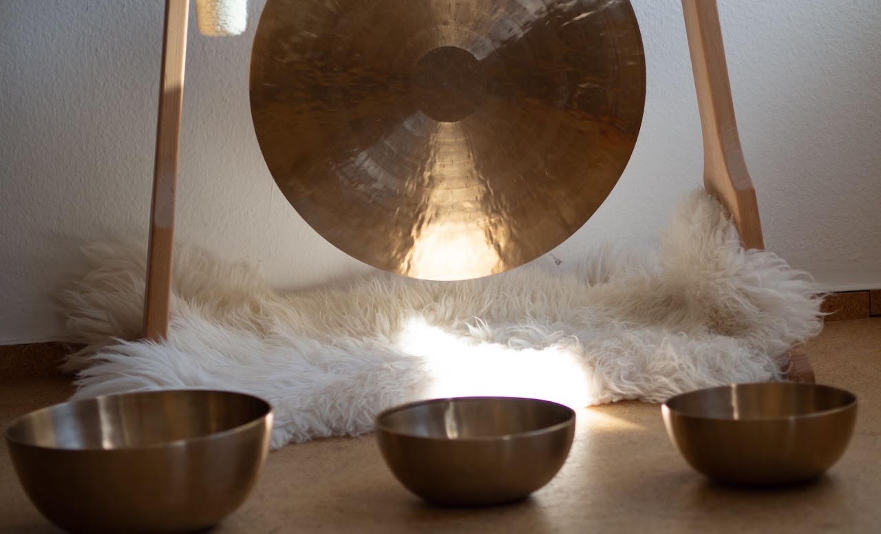 Singing bowls and gong for sound healing